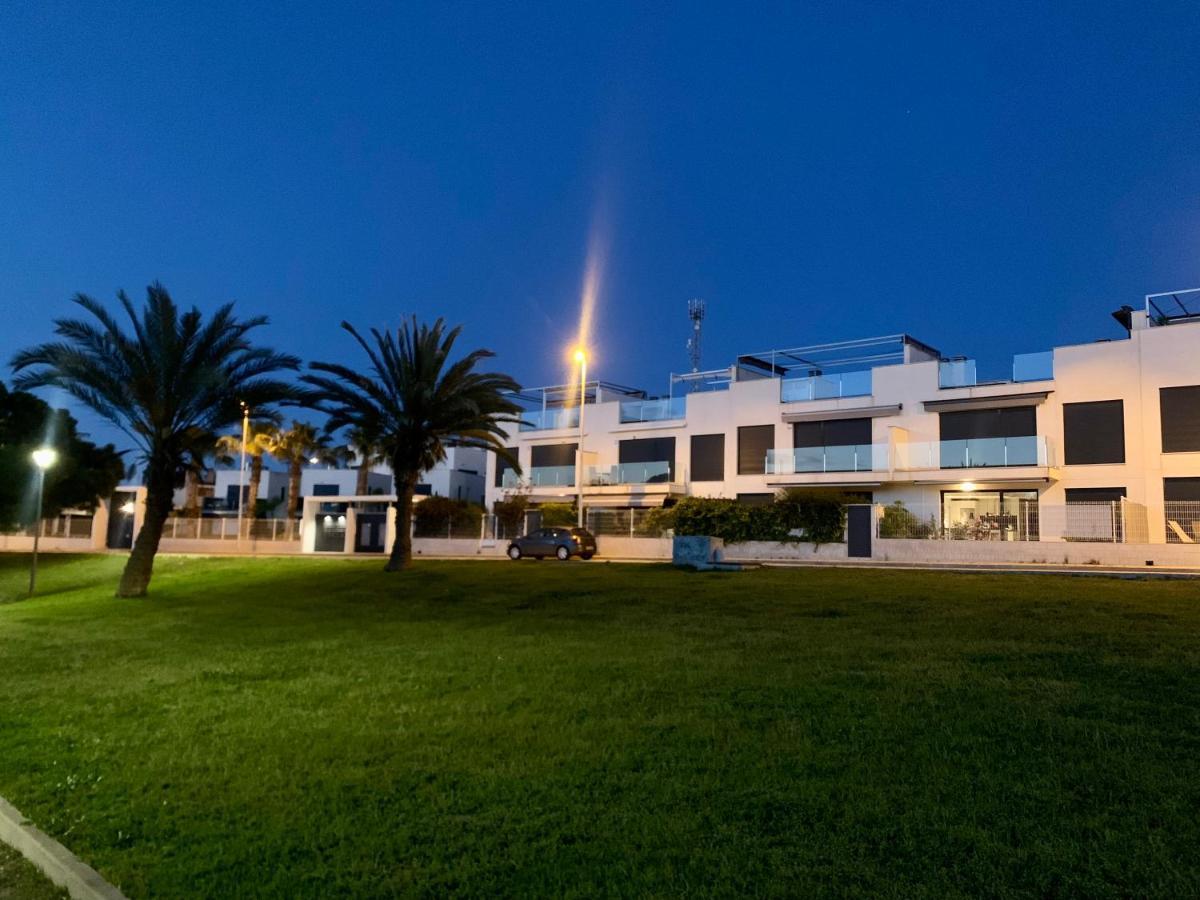 Punta Prima Villa 3 Bedrooms And Solarium Sea View تورّيفيِخا المظهر الخارجي الصورة